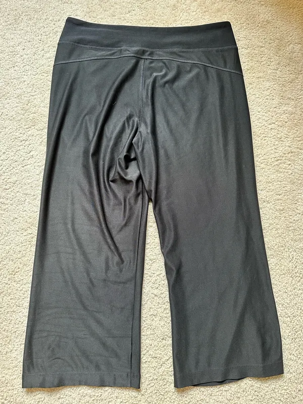 Ladies Energy Zone Gaucho Athletic Pants – Size Medium (8-10) | High-Waist Black Workout Capris - Image 8