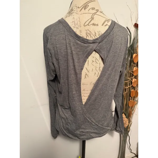 Lululemon Heathered Grey Open Back Crossover Long Sleeve Top Womens‎ Size 68 - Image 3