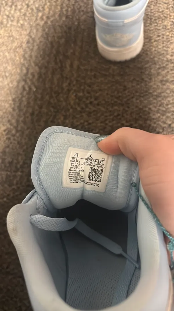 Jordan Nike  Retro 1 Low Sneakers - Image 2