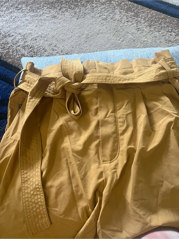 Athleta Golden Mustard High-Waist Pleated Women's Shorts - Image 5