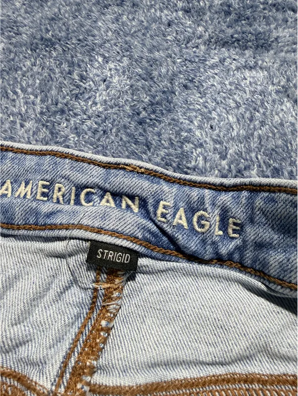 American Eagle Light Wash Distressed Denim Shorts Size 4 - Image 5