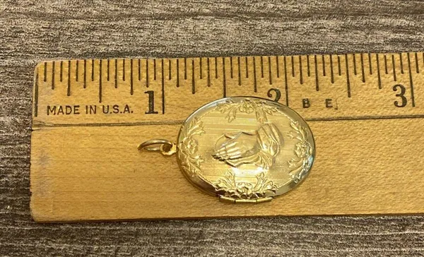 Praying Hand Vintage Locket Etched Floral Pendant Gold Tone Prayer Open Closed - Image 7
