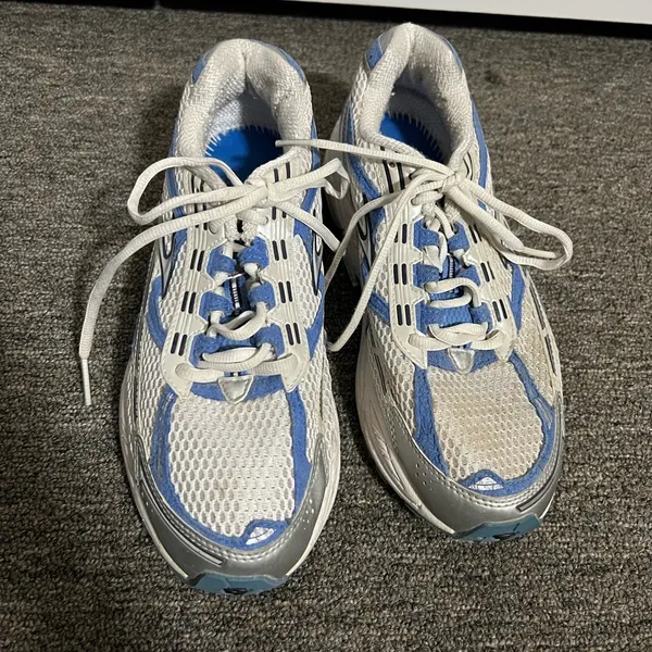 Brooks White Lace Up Running Sneakers Size 9 US - Image 3