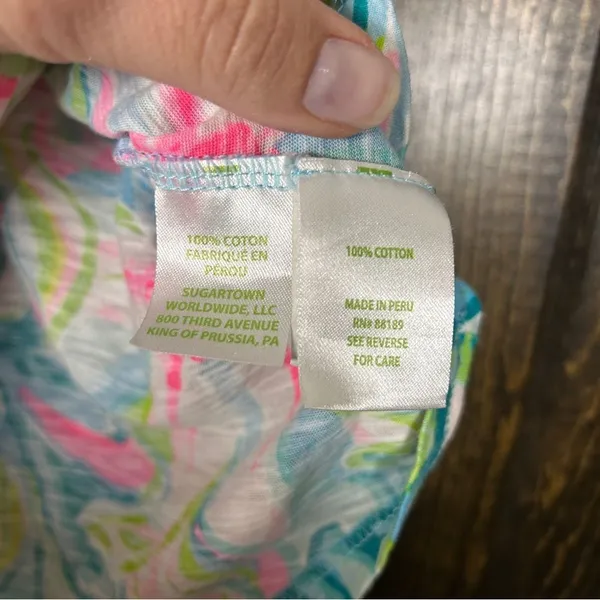 Lilly Pulitzer Etta V-neck Tee Women Size XS One in a Melon Print V-neck Beach - Image 4