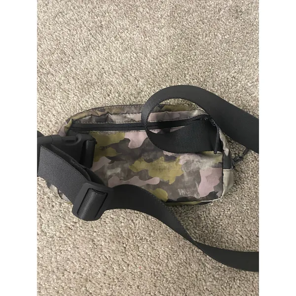 Lululemon Everywhere Belt Bag Heritage Camo Wash 1L Crossbody Discontinued Color - Image 5