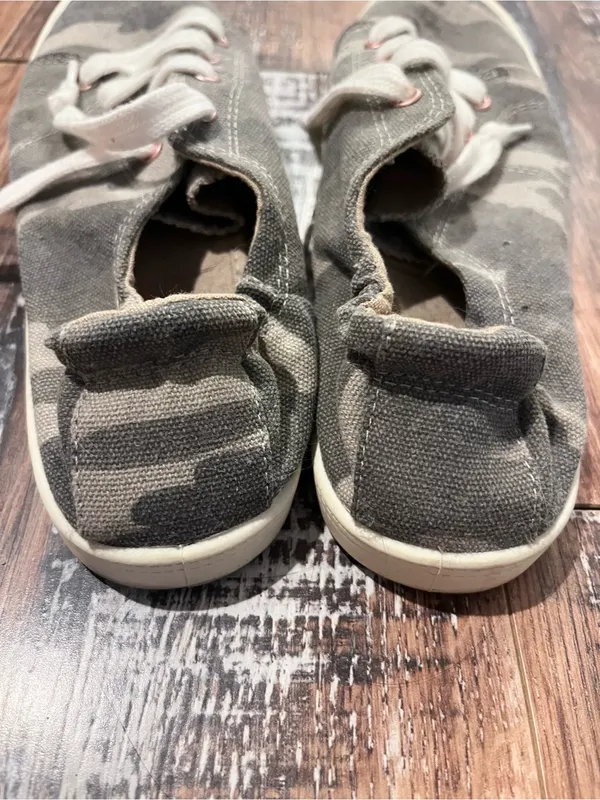 MAURICES Camo Pull On Sneakers 8.5 - Image 4