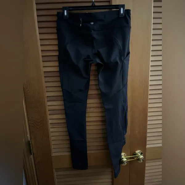 Lululemon Leggings with pockets ruched back of leg size 8 - Image 2