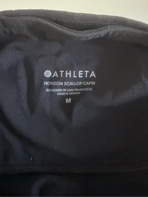 Athleta Black Horizon Scallop Capri Leggings Size Medium Athleisure Trendy Y2K - Image 5