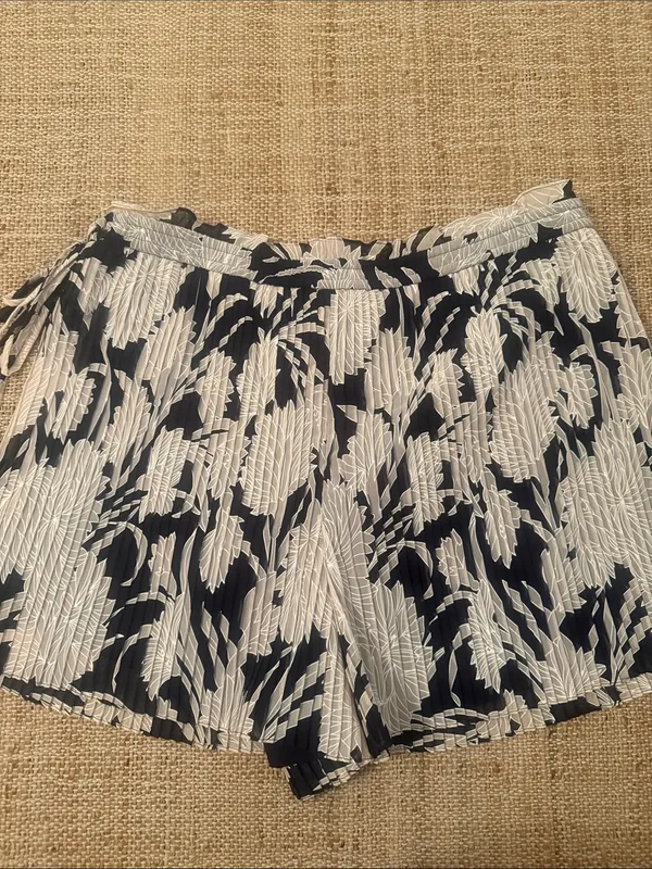 Club Monaco Katya Floral Pleated Short Navy Cream Size 10 - Image 7