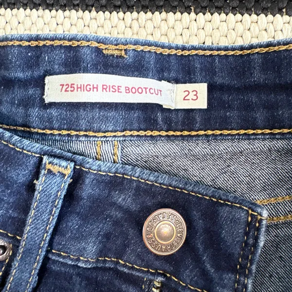 Levi’s 725 High Rise Bootcut Jeans in Cast Shadows - Dark Wash Size 23 - Image 11