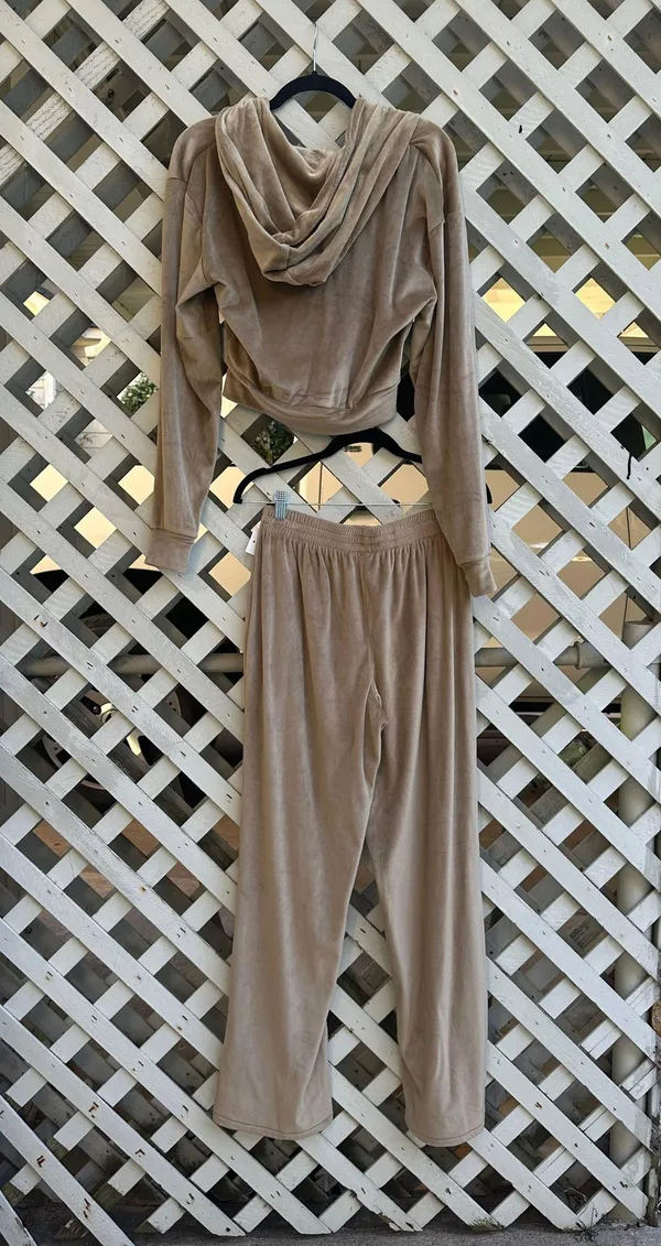 SKIMS Velour Set - Image 3