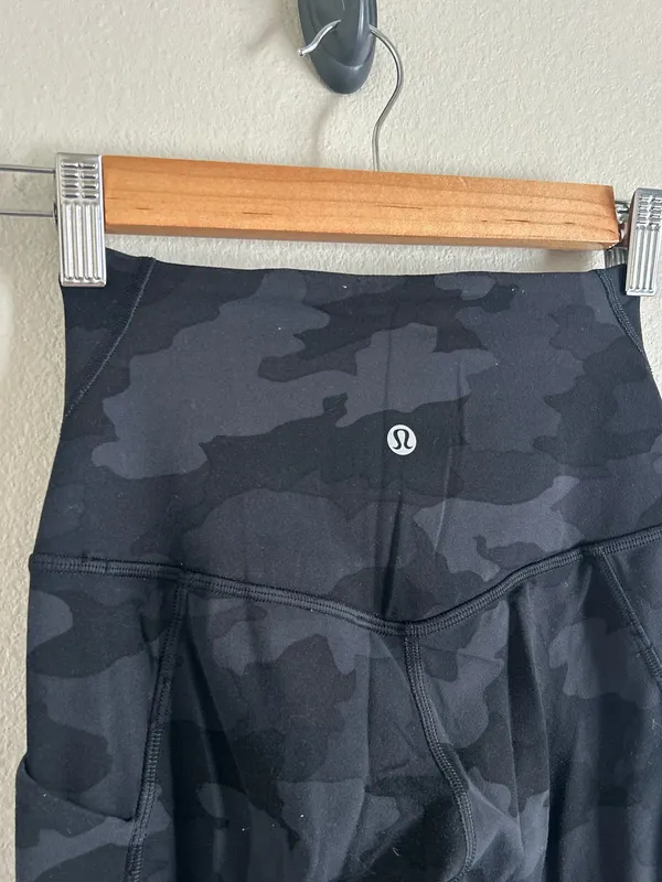Lululemon Women's Black Gray Camouflage Nylon Lycra Leggings Size 2 - Image 3