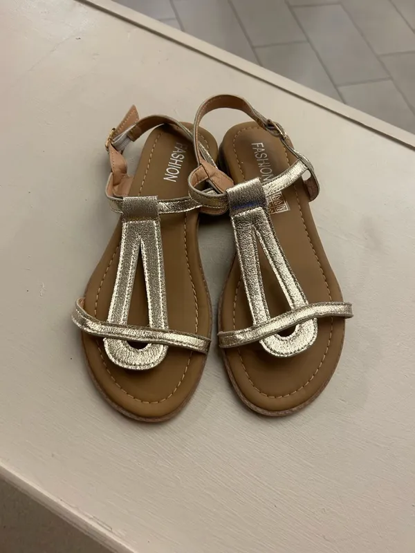 Metallic Silver T-Strap Sandals 8 1/2 Fashion - Image 6