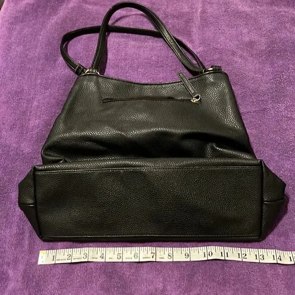 Liz Claiborne black handbag with lots of pockets and cute lock accent EUC - Image 3