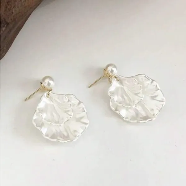 Pearl Shell Earrings White - Image 3