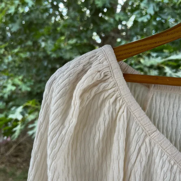 LOFT Women's White V-Neck Textured Long Sleeve Top Size M - Image 4