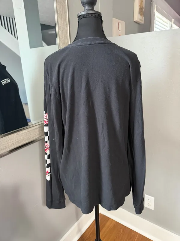 Vans black long-sleeve skater t-shirt checkered & rose graphics size XL. - Image 5