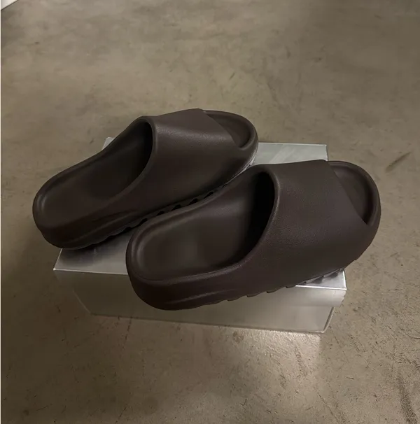 Yeezy Slides - Image 3