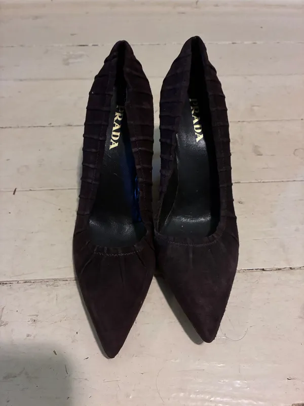 Prada Pre-Owned Pleated Brown Suede Pointed-Toe Pumps - Image 2