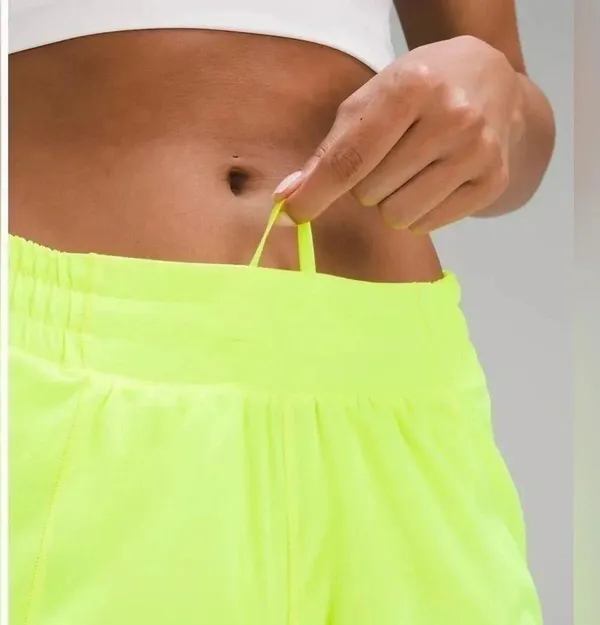 Lululemon Hotty Hot Low-Rise Lined Short 4" Women’s Size 6ColourHighlight Yellow - Image 4
