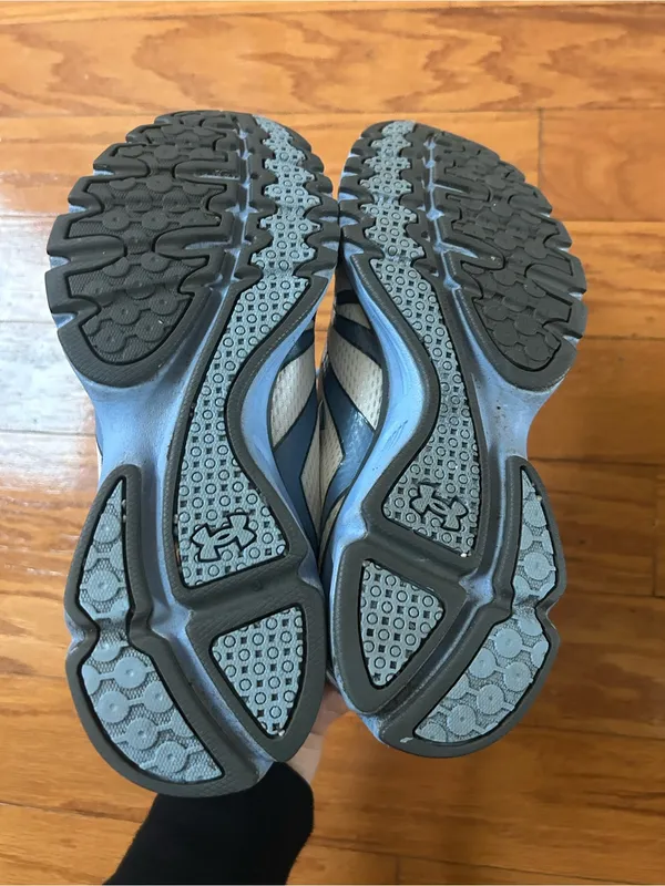 Like new Under Armour women Athletic Shoes size 7.5 - Image 5