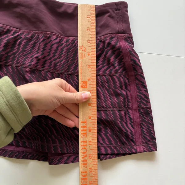 Lululemon‎ Athletic Skirt Women's Size 6 Burgundy Black Print Built In Shorts - Image 4