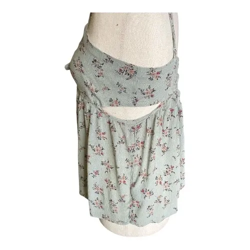 American Eagle Outfitters-Green floral top-size medium Super cute floral top, side cut outs, smocked back, adjustable straps, excellent condition Measurements: Bust: armpit to armpit 17-19 inches Length: shoulder seam to bottom 21 inches - Image 5
