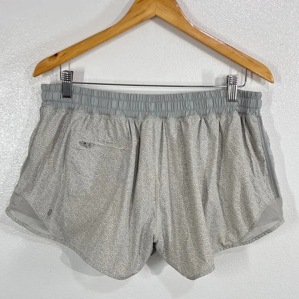 Lululemon Hotty Hot Lined Running Shorts Gray White Ditsy Daisy Print Size 12 - Image 2
