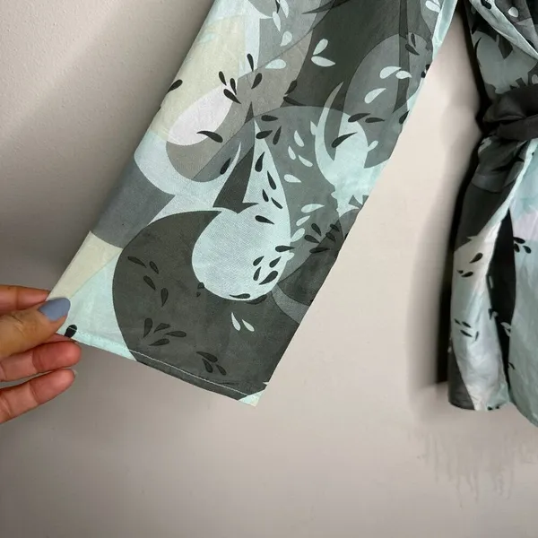 NWOT Cadeau Maternity Leaf Abstract Blouse Silk Blend in Shades of Green Size M - Image 4