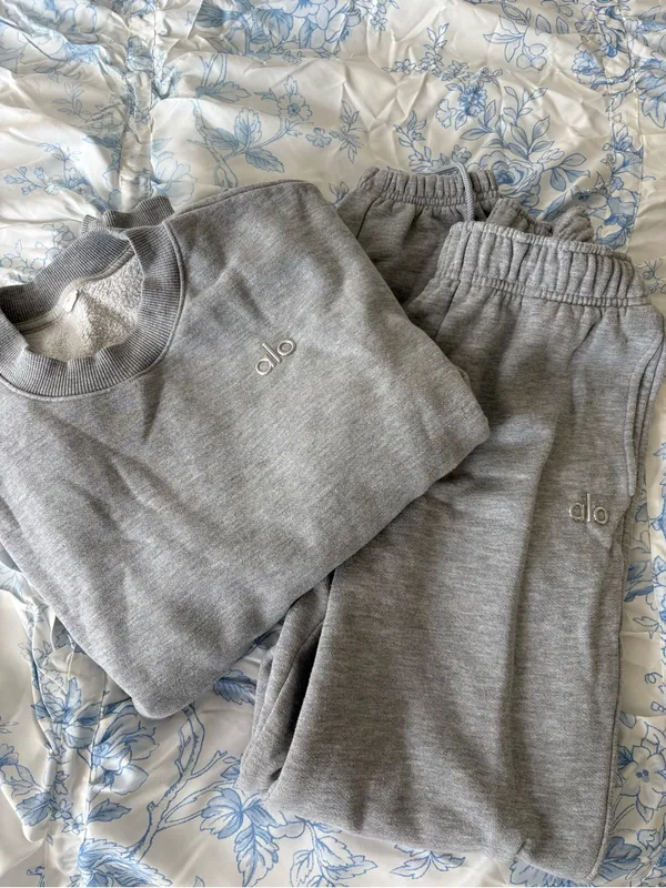 ALO Yoga Sweat Set - Image 2