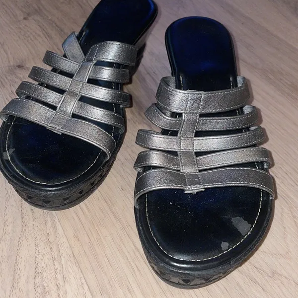 Italian Shoemakers sandals in silver size 10 - Image 5