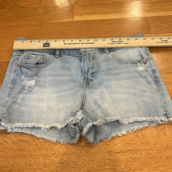 Old navy women’s distressed boyfriends Jean short size 8. - Image 2