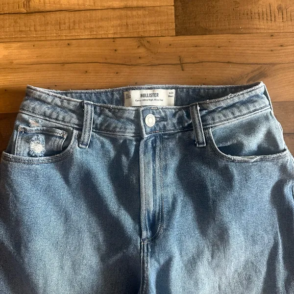 Hollister Curvy Short High-Rise Jeans - Image 3