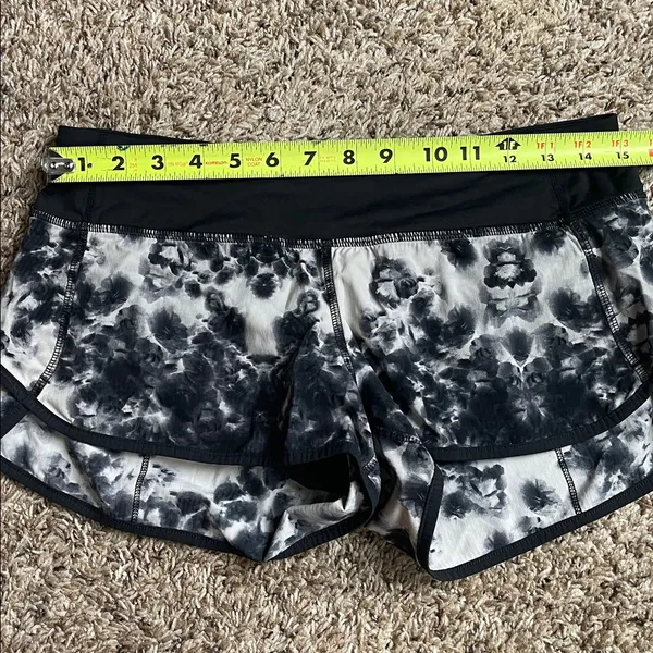Lululemon Black Roses Speed Up Short Size 6 Black and white - Image 7