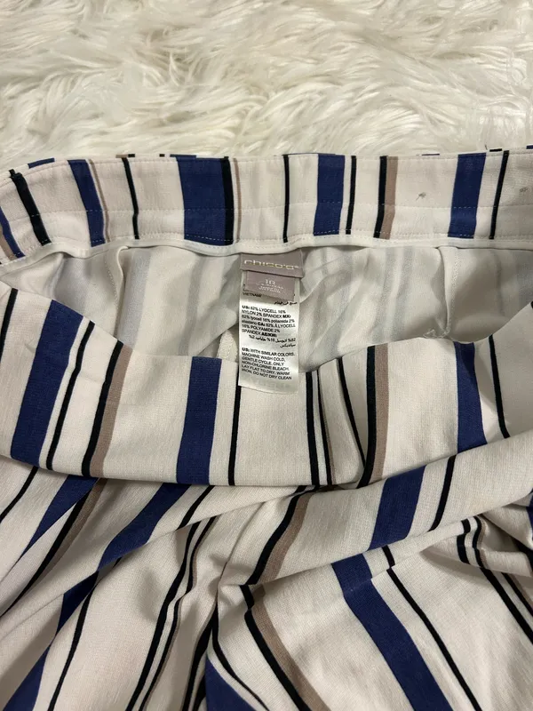 CHICO’S Stylish wide-leg pants in a navy and white striped pattern. Lightweight, flowy fabric for all-day comfort. Versatile design that dresses up or down. Easy to pair with tops and sandals. - Image 4