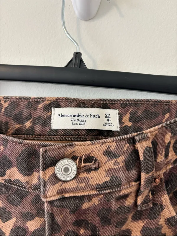 Abercrombie The Baggy Low Rise Cheetah Jeans Size 4 - Image 3