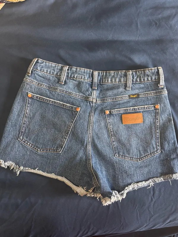 Wrangler Women’s Dark Blue Frayed Hem Denim Shorts - Image 2