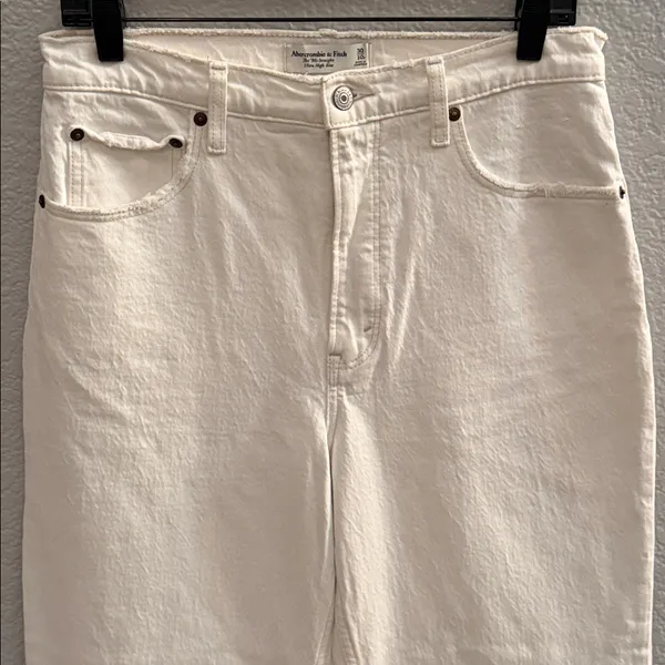 Abercrombie & Fitch 90s Straight Ultra High Rise White Frayed Hem Jeans Size 30 - Image 3