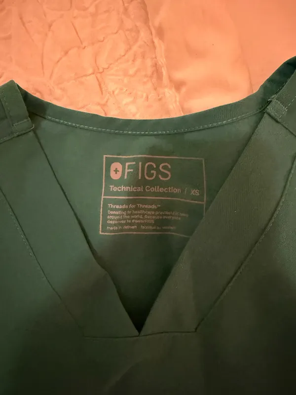 Figs XS Men’s Hunter Green 3 pocket scrub top - Image 3