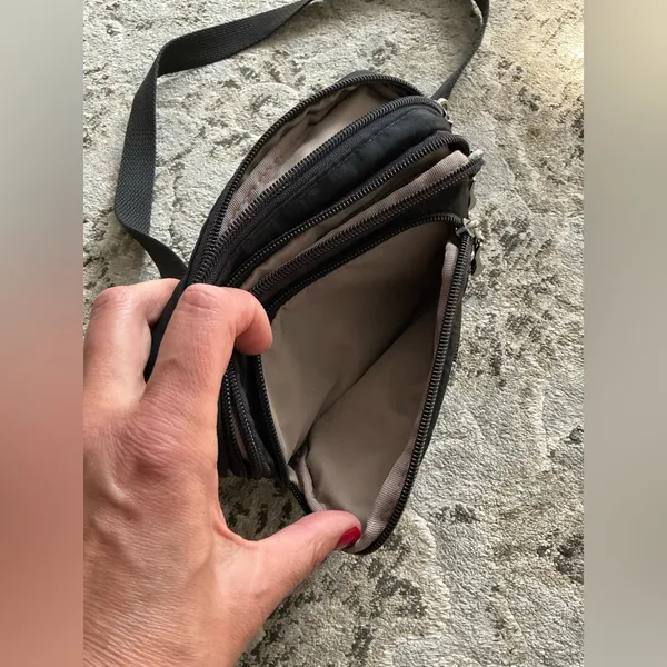 Baggallini Practical Bagallini crossbody 🖤🖤🖤 - Image 4