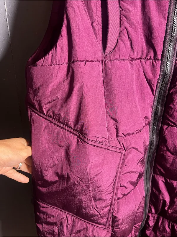 Free People On The Move Packable Puffer Long Vest in Black Cherry. Size Small - Image 9