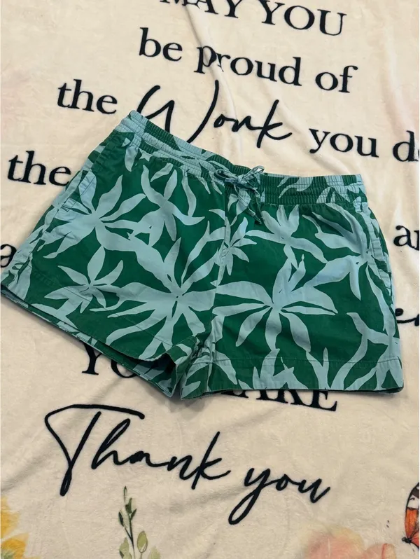 Free Assembly Women's Green Floral Hawaiian Tropical Shorts Size L - Image 2