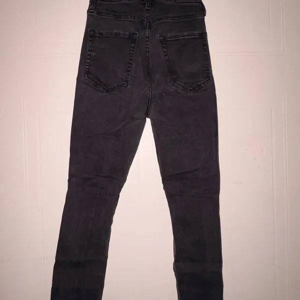 Aeropostale Washed Black Skinny Jeans with Knee Distress - Image 2