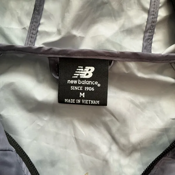 Women’s NEW BALANCE windbreaker☔️ - Image 4