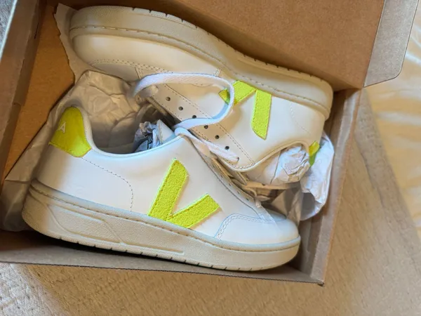 VEJA NIB Size 7  V-12 Jaune Fluo - Image 2