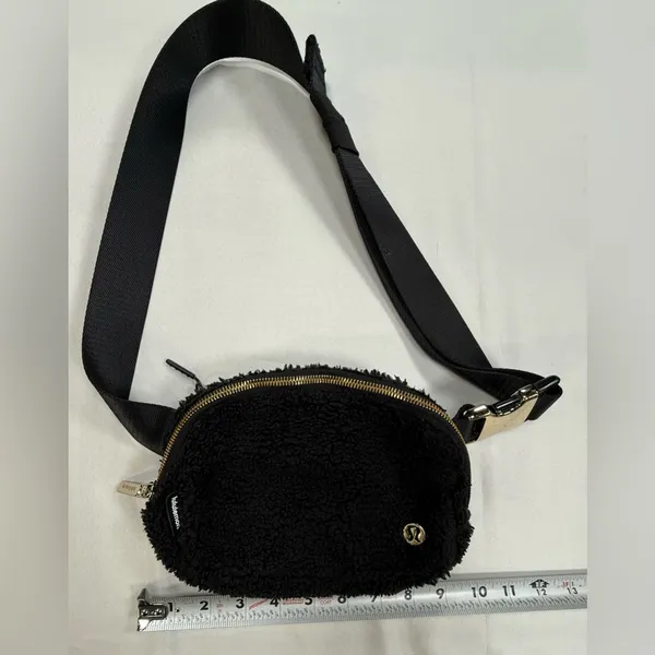 lululemon athletica Black Sherpa Crossbody Belt Bag - Image 4