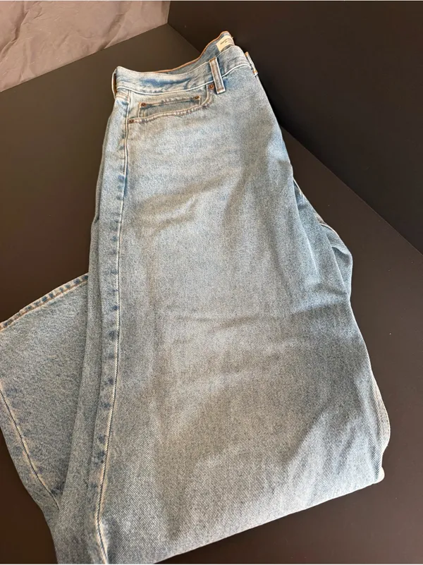 Abercrombie & Fitch Light Wash Mid Rise Slouchy Jean NWT Size 14 - Image 2