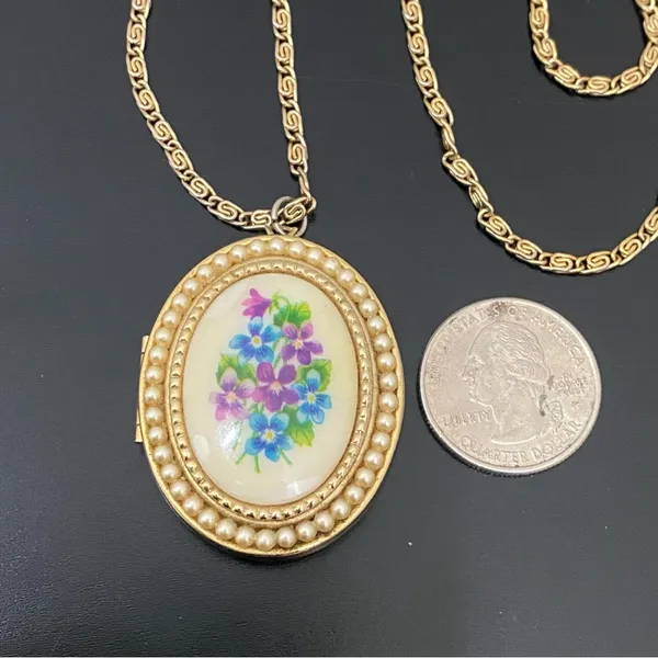 Vintage AVON Gold-tone Oval Floral Faux Pearl Locket Pendant 24” Necklace 33g - Image 5