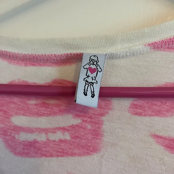 Pink and white lips v neck Size M - Image 3