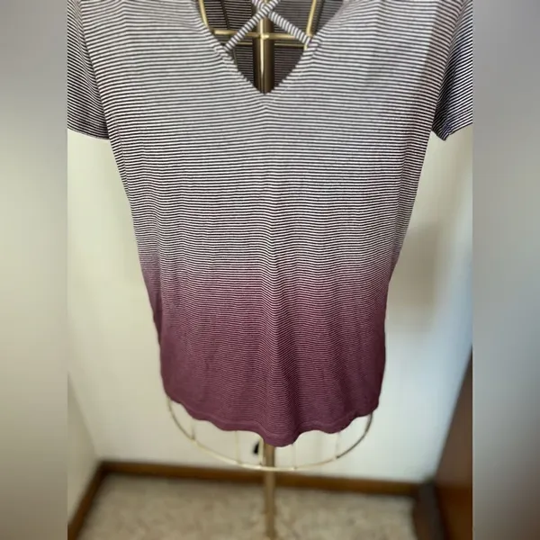 American Eagle Outfitters Crisscross V-Neck Ombre Stripe Tee Size XS - Image 6